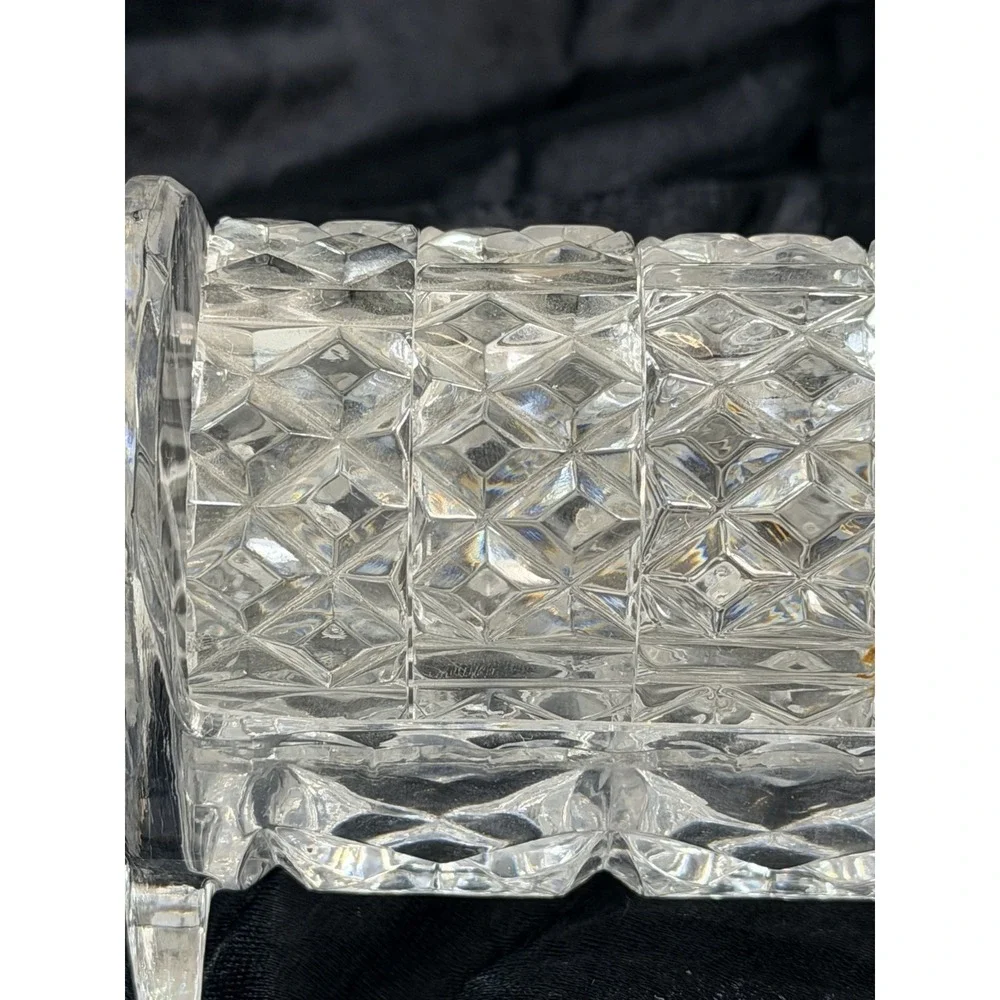 STUNNING GLASS NAPKIN HOLDER WITH 11 GLASS NAPKIN RINGS 8.5